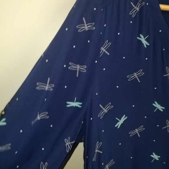 3/30$ REITMANS Blue Dragonflies V Neck Button Front Blouse Size Medium - Picture 6 of 14